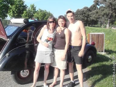 ses deux petite filles et le dernier modéle de chez citroen